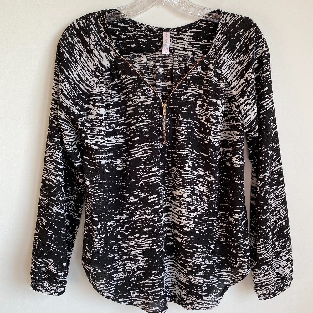 Xhilaration Black/White Zip Blouse